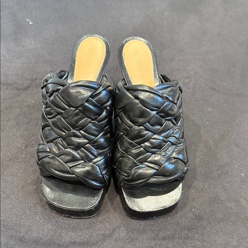 Bottega Veneta 
Women's Black Braided Slide Sandals
